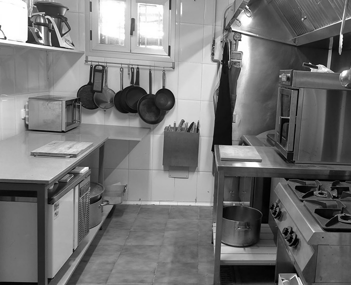 Cocina profesional bien iluminada